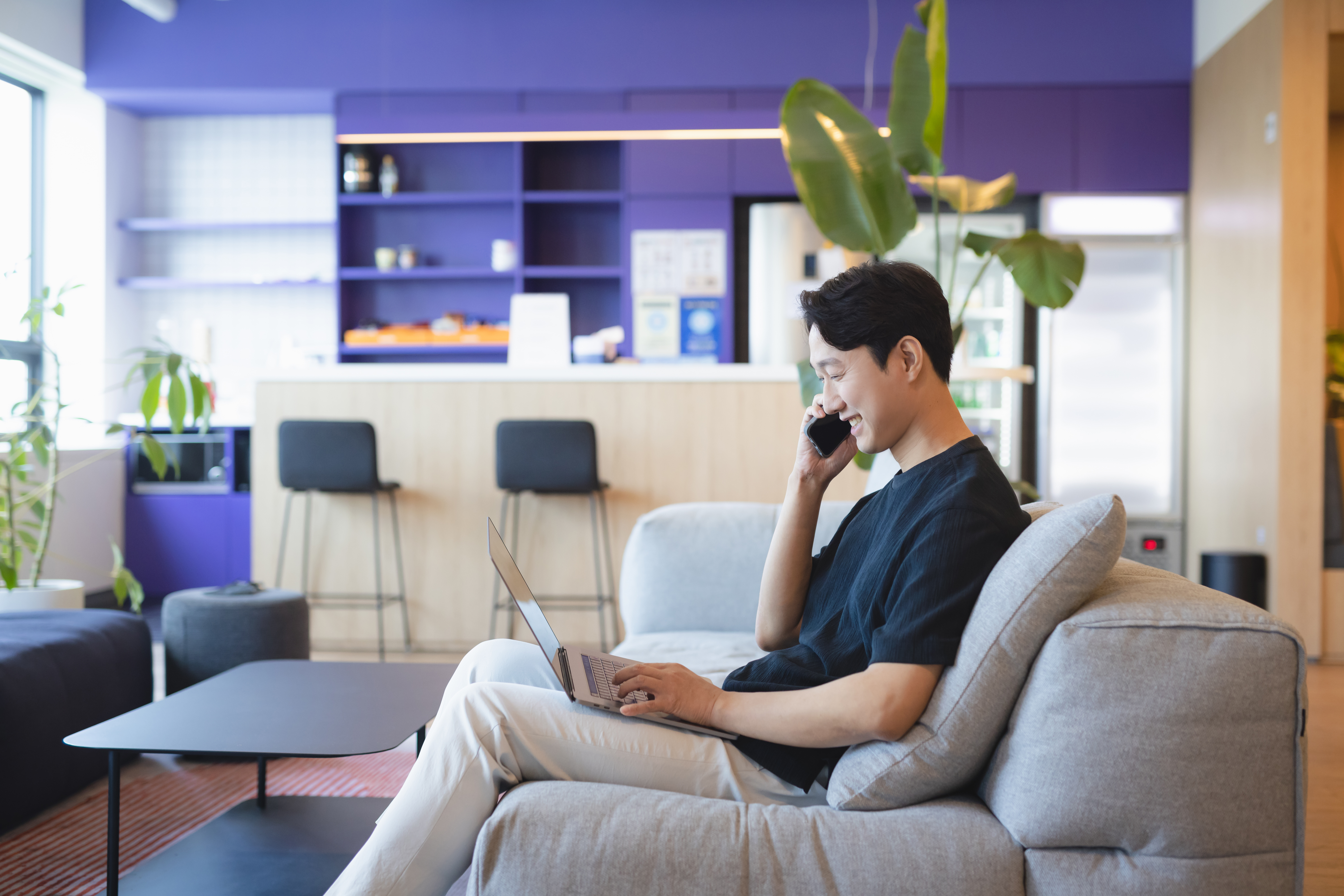 A Sendbird employee makes a call in the office.